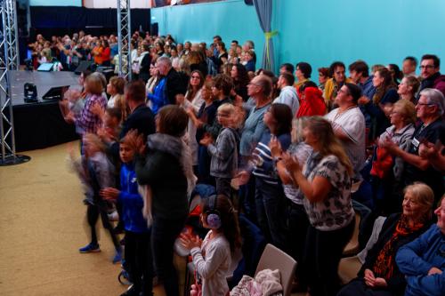 001 Public-chaud-bouillant-avant-meme-que-vous-soyez-sur-scene