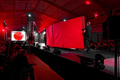 008 Un-OVNI-rouge-fend-la-scene