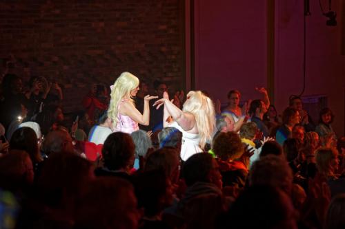 010-Barbies-dans-le-public